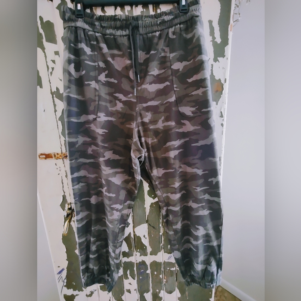 CAMO JOGGER BY ATHLETA 26, NWOT